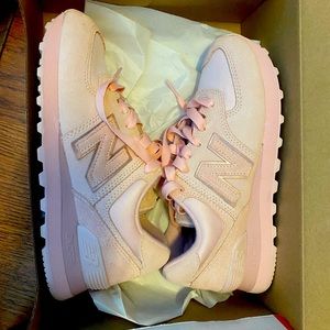 New Balance sneaker’s/Size 5 in women’s/Color pink